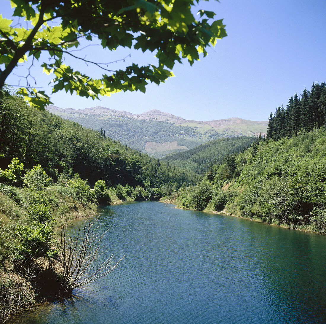 Stausee Barrendiola, Fluss Urola, Berg Aitzgorri im Hintergrund. Guipúzcoa, Baskenland, Spanien