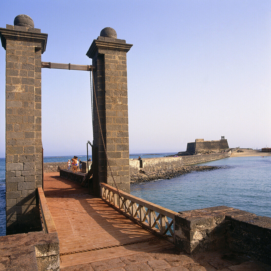 Puente de las Bolas (Brücke) und Burg San Gabriel. Arrecife. Lanzarote. Kanarische Inseln. Spanien