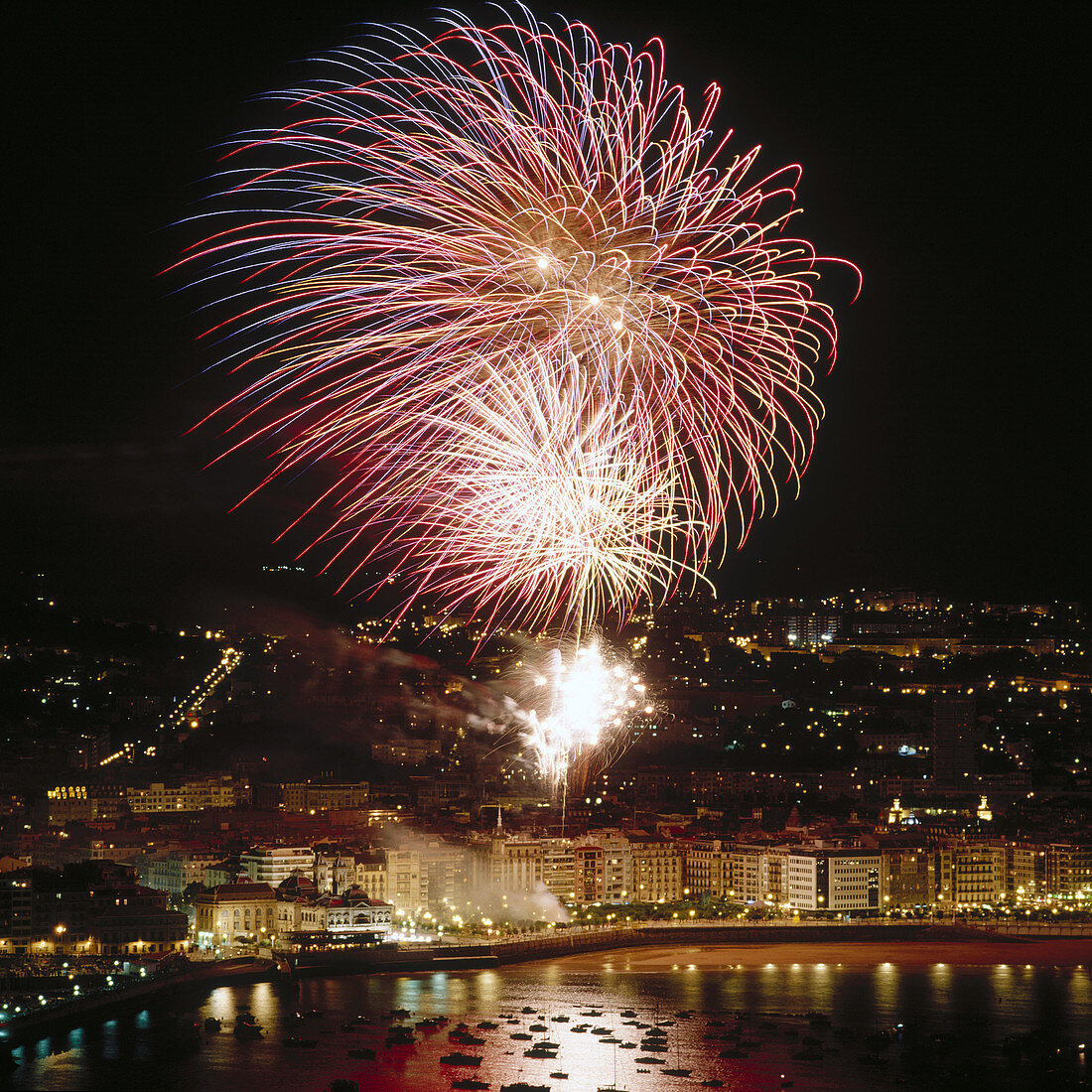 Feuerwerk, Semana Grande (lokales Fest), Bucht La Concha, San Sebastian, Provinz Guipúzcoa, Spanien