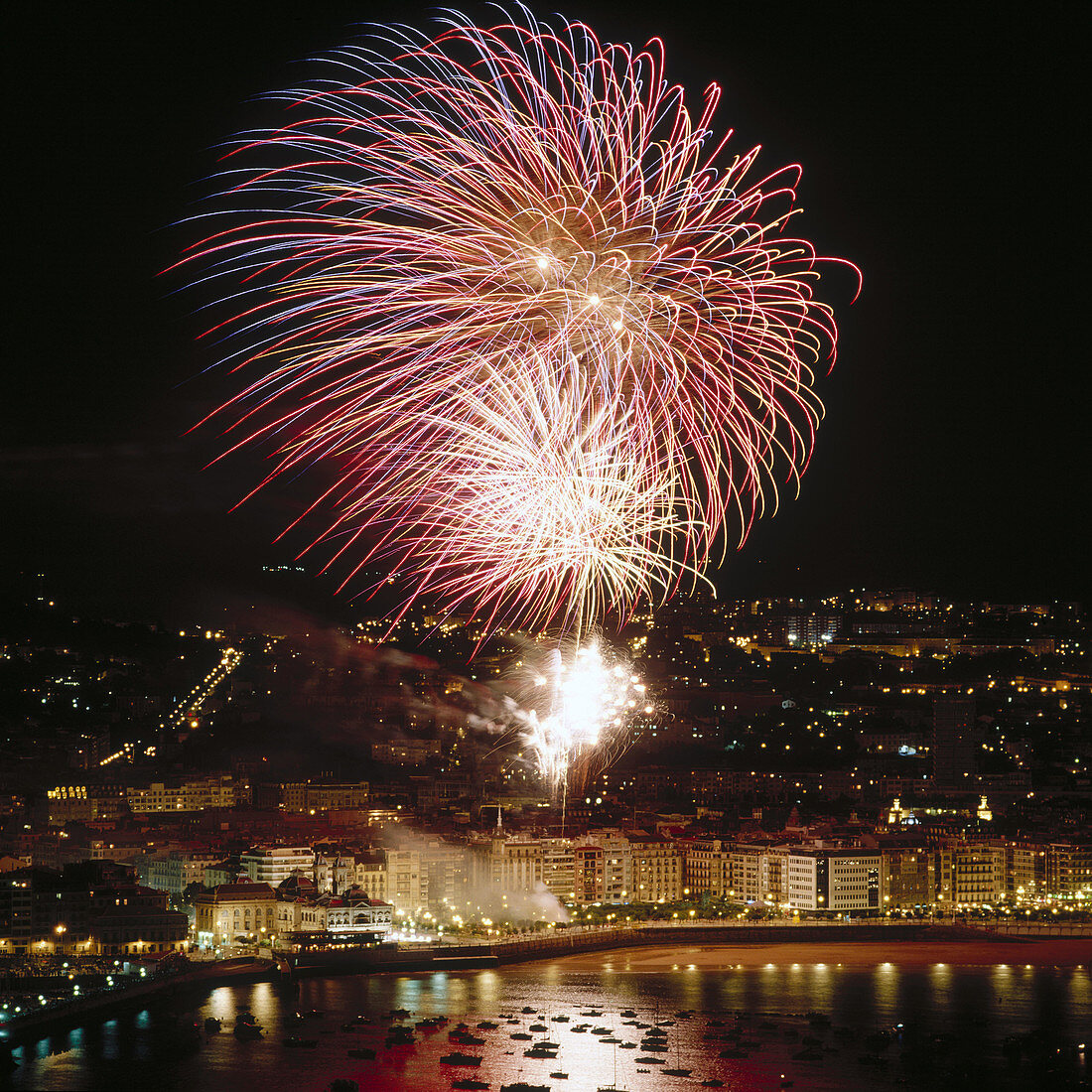 Fireworks, Semana Grande (local festivity), La Concha Bay, San Sebastian, Guipúzcoa province, Spain