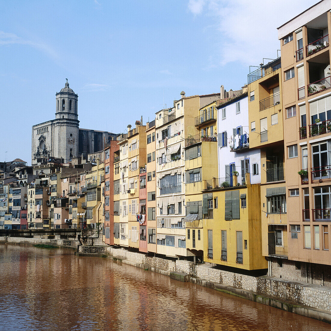 Fluss Onyar mit Kathedrale im Hintergrund. Girona, Katalonien, Spanien