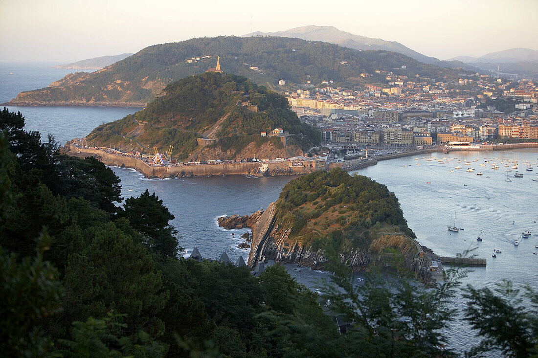 Bucht La Concha vom Monte Igeldo aus gesehen, Donostia (San Sebastián). Guipúzcoa, Euskadi. Spanien