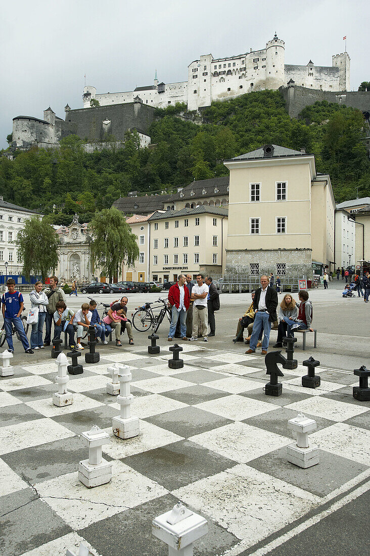 Schach. Kapitel Platz, Hohensalzburg im Hintergrund. Salzburg, Österreich.