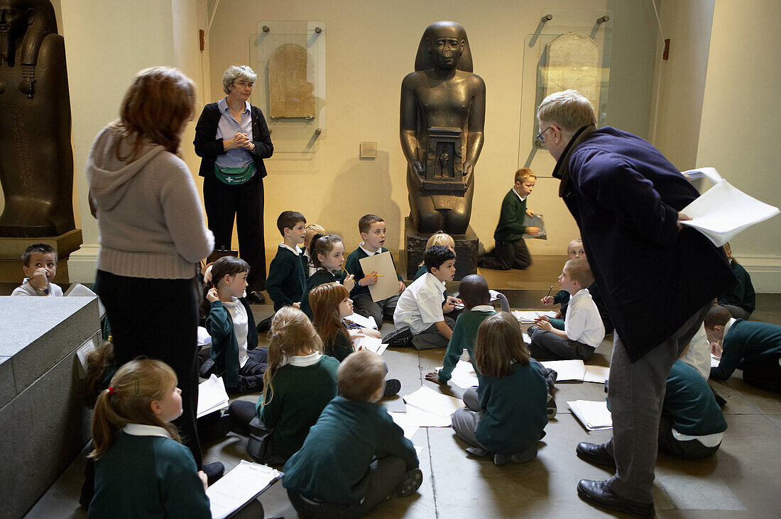 Kniende Statue des Wahibre, der einen Schrein anbietet, Ägyptische Skulptur, The British Museum, London. England. UK.