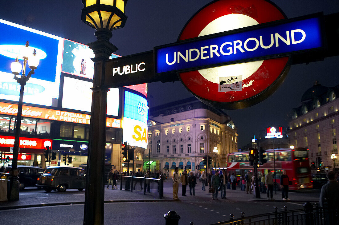 U-Bahn-Schild am Piccadilly Circus, London. England, Vereinigtes Königreich