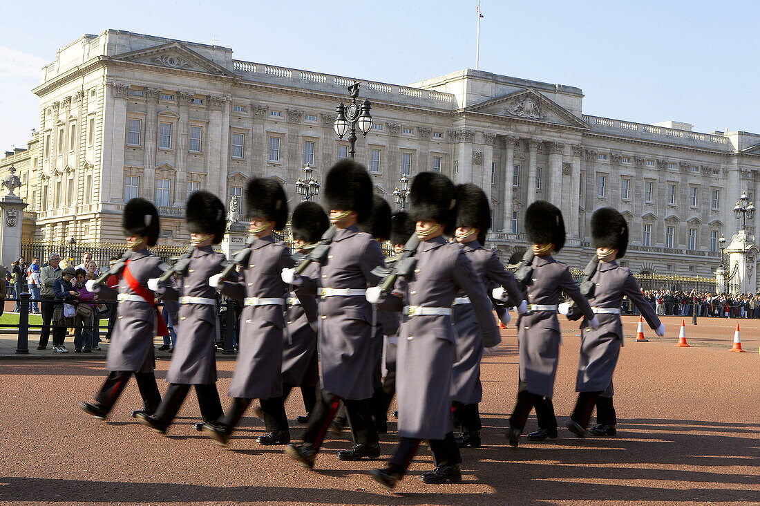 Wachablösung, Buckingham Palace, London. England, Vereinigtes Königreich