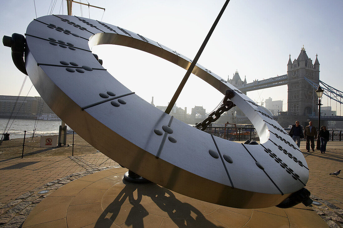 Sonnenuhr, Themse, Tower Bridge, London. England, Vereinigtes Königreich