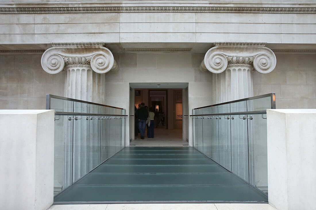 Ionische Säulen im Great Court von Norman Foster für das Britische Museum, London. England, Vereinigtes Königreich