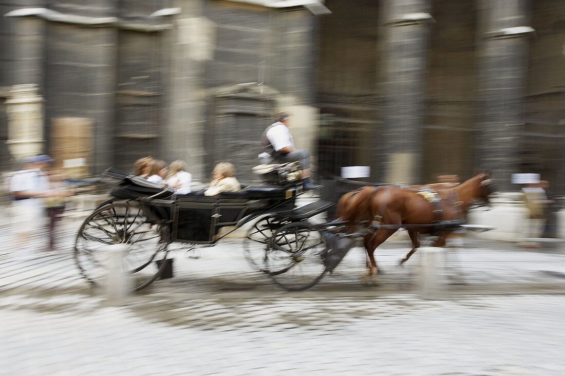 Touristenfahrt im Bus, Stephansplatz, Wien. Österreich