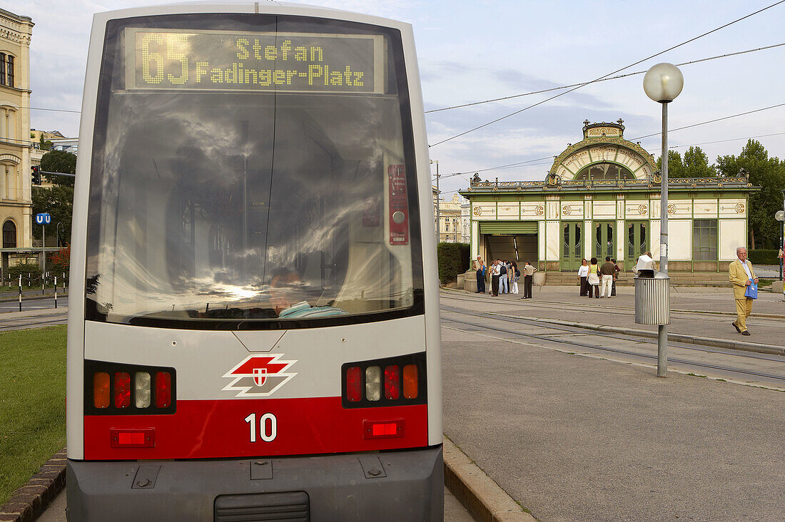 Straßenbahn am Karlsplatz, Wien. Österreich