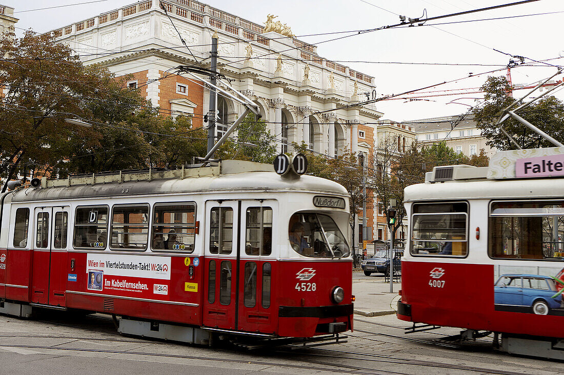 Straßenbahnen am Schottenring mit dem Gebäude der Börse im Hintergrund, Wien. Österreich