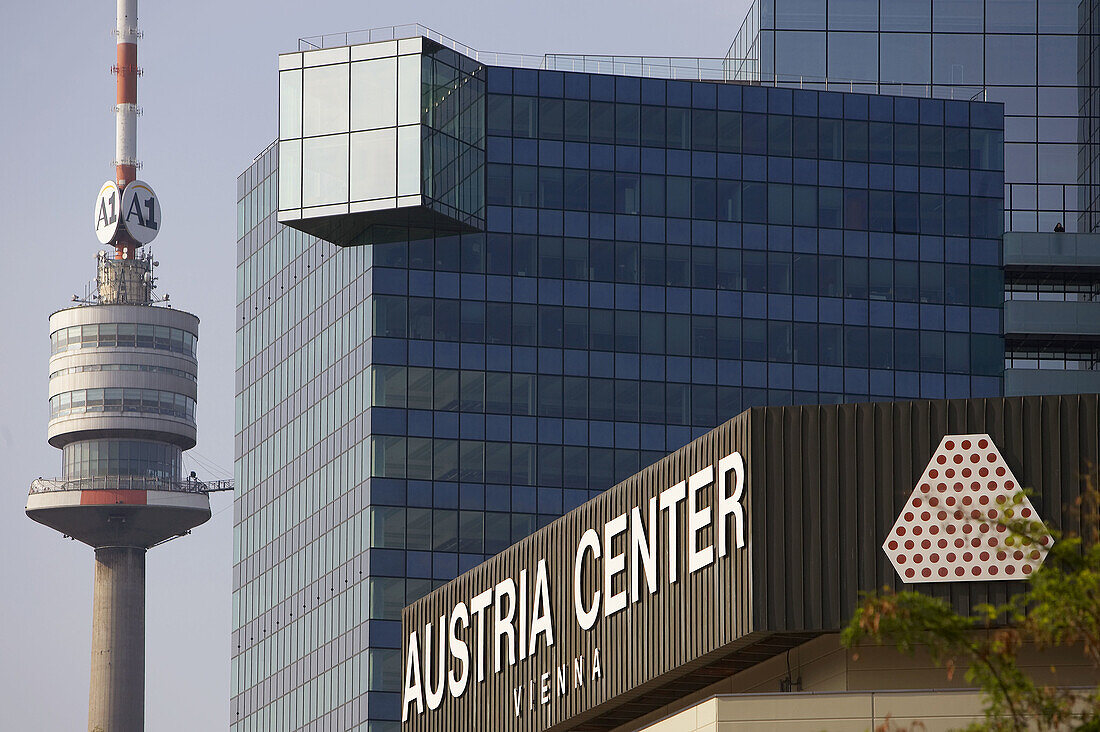 Donauturm, Vienna International Centre (VIC) alias UNO City, Campus und Gebäudekomplex, in dem Organisationen der Vereinten Nationen in Wien untergebracht sind. Österreich