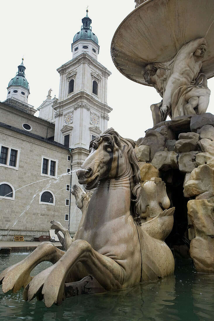 Dom vom Residenzplatz aus, Salzburg. Österreich