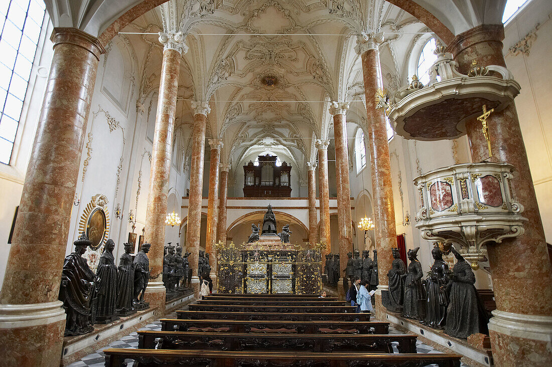 Hofkirche und das monumentale Grabmal von Kaiser Maximilian I. (16. Jahrhundert), Innsbruck. Tirol, Österreich