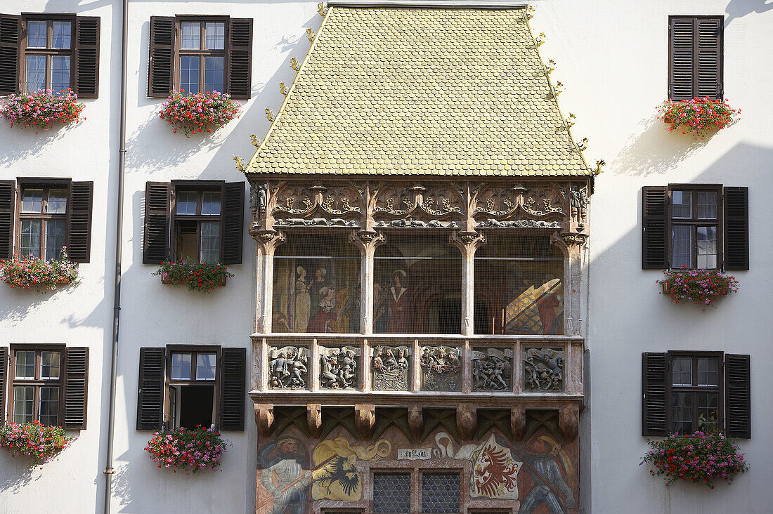 Das Goldene Dachl, spätgotischer Erker, erbaut für Kaiser Maximilian I. als königliche Loge, in der er luxuriös sitzen und Turniere auf dem darunter liegenden Platz genießen konnte (um 1500), Altstadt, Innsbruck. Tirol, Österreich