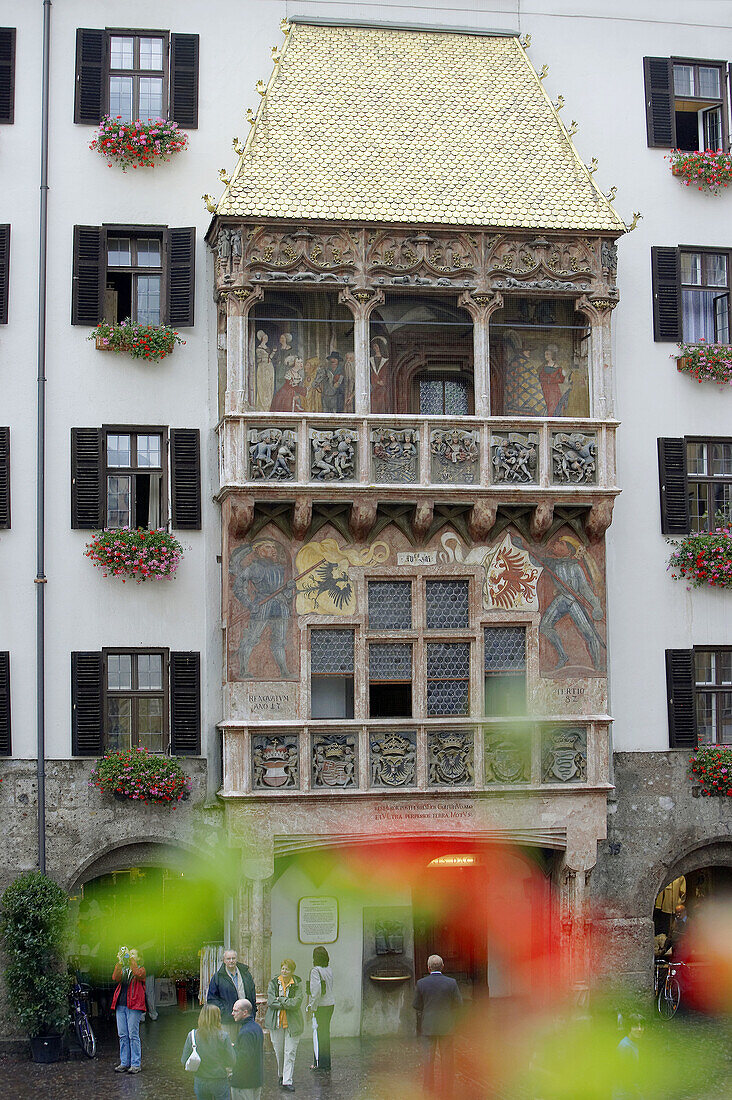 Das Goldene Dachl, spätgotischer Erker, erbaut für Kaiser Maximilian I. als königliche Loge, in der er luxuriös sitzen und Turniere auf dem Platz darunter verfolgen konnte (um 1500), Altstadt, Innsbruck. Tirol, Österreich