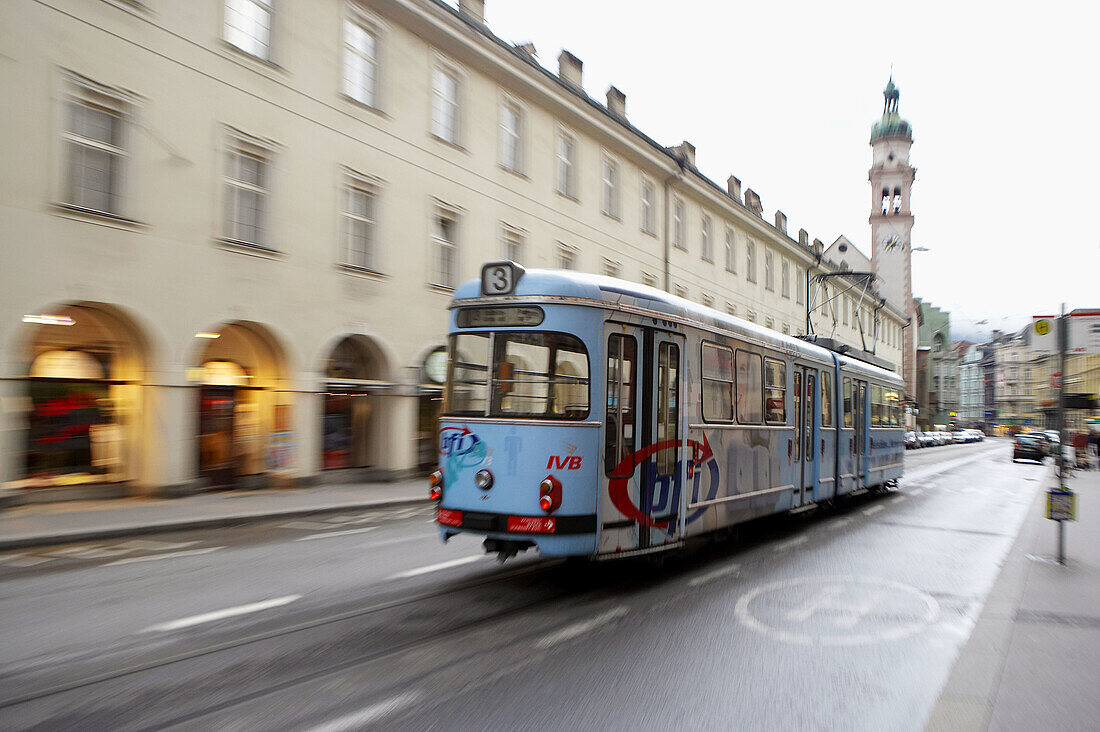 Straßenbahn in der Maria-Theresien-Strasse, Innsbruck. Tirol, Österreich