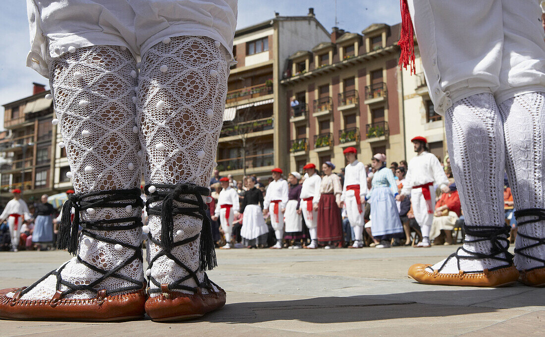 Dantzaris. Baskische Folklore. Traditioneller Tanz Espata Dantza . Fiestas de la Cruz. Legazpi. Gipuzcoa. Baskenland. Spanien