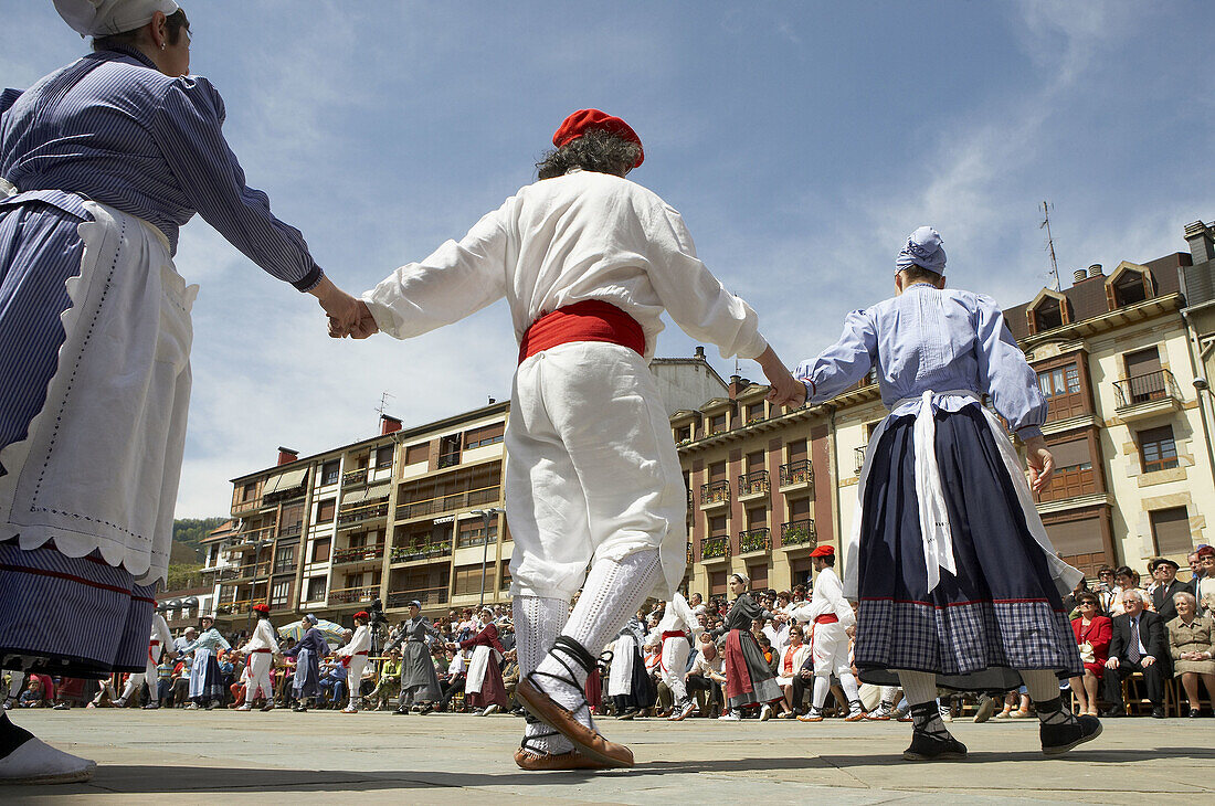 Dantzaris. Baskische Folklore. Traditioneller Tanz Espata Dantza . Fiestas de la Cruz. Legazpi. Gipuzcoa. Baskenland. Spanien