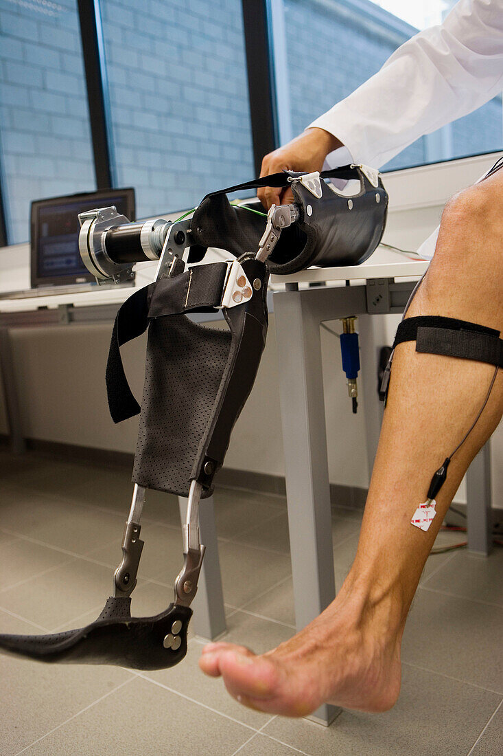 Biomechanik: Forscher entwickeln ein Exoskelett für Menschen, die an Muskelschwäche in den unteren Gliedmaßen leiden. Fatronik-Stiftung, Zentrum für Forschungstechnologie. Donostia, San Sebastian, Gipuzkoa, Euskadi. Spanien.