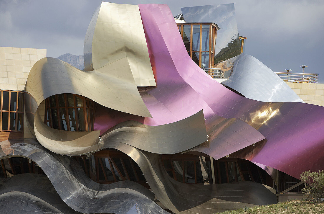 Ciudad del Vino, Gebäude der Weinkellerei Herederos de Marques de Riscal von Frank O. Gehry. Elciego, Rioja alavesa. Alava, Euskadi, Spanien