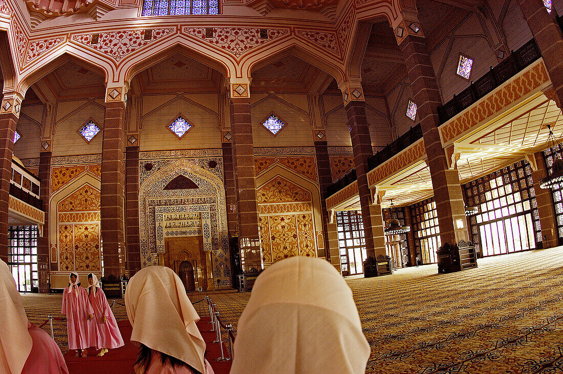 Malasyia. Selangor. Madjid Putra mosque at Putrajaya (the new administrative capital)