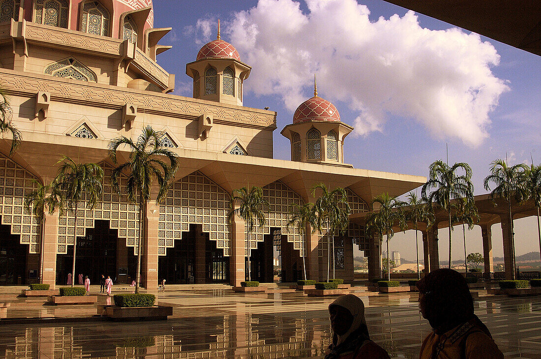 Malasyia. Selangor. Madjid Putra mosque at Putrajaya (the new administrative capital)