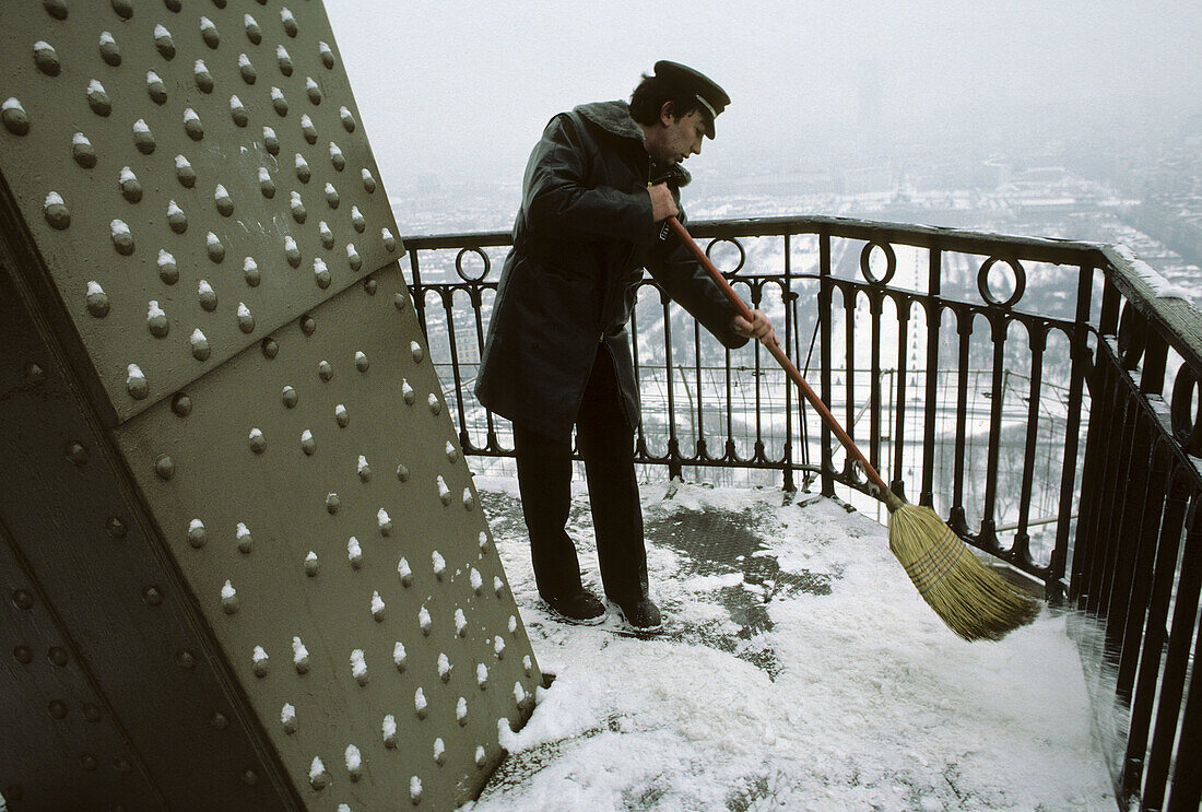 Sweeping the snow. Eiffel Tower. Paris. France.