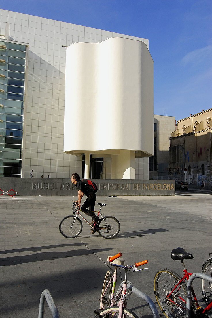 MACBA, Museum of Contemporary Art (1987-95, by Richard Meier). Barcelona. Spain