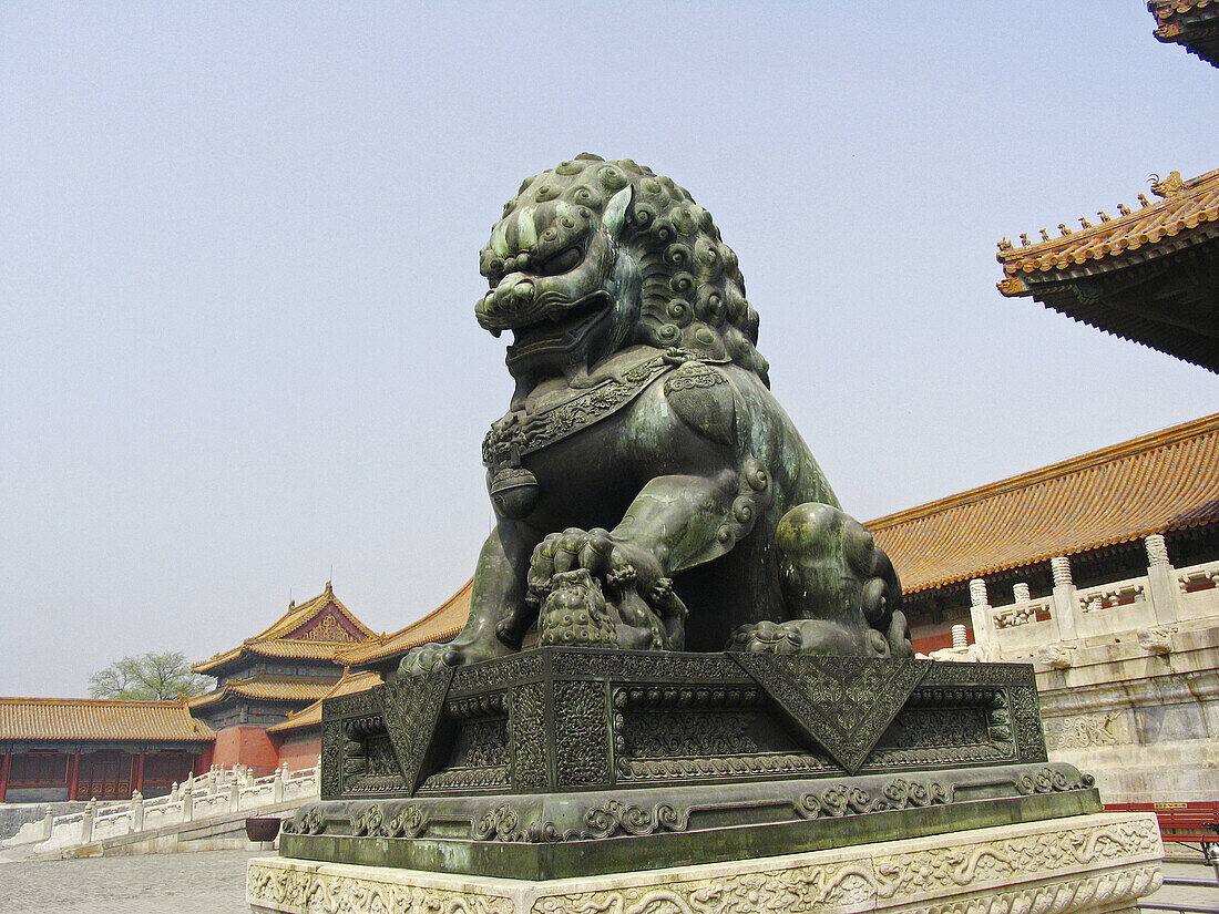 Lion guarding the entrance to Imperial Palace Museum (Gugong Bowuyuan), Forbbiden City. Beijing. China