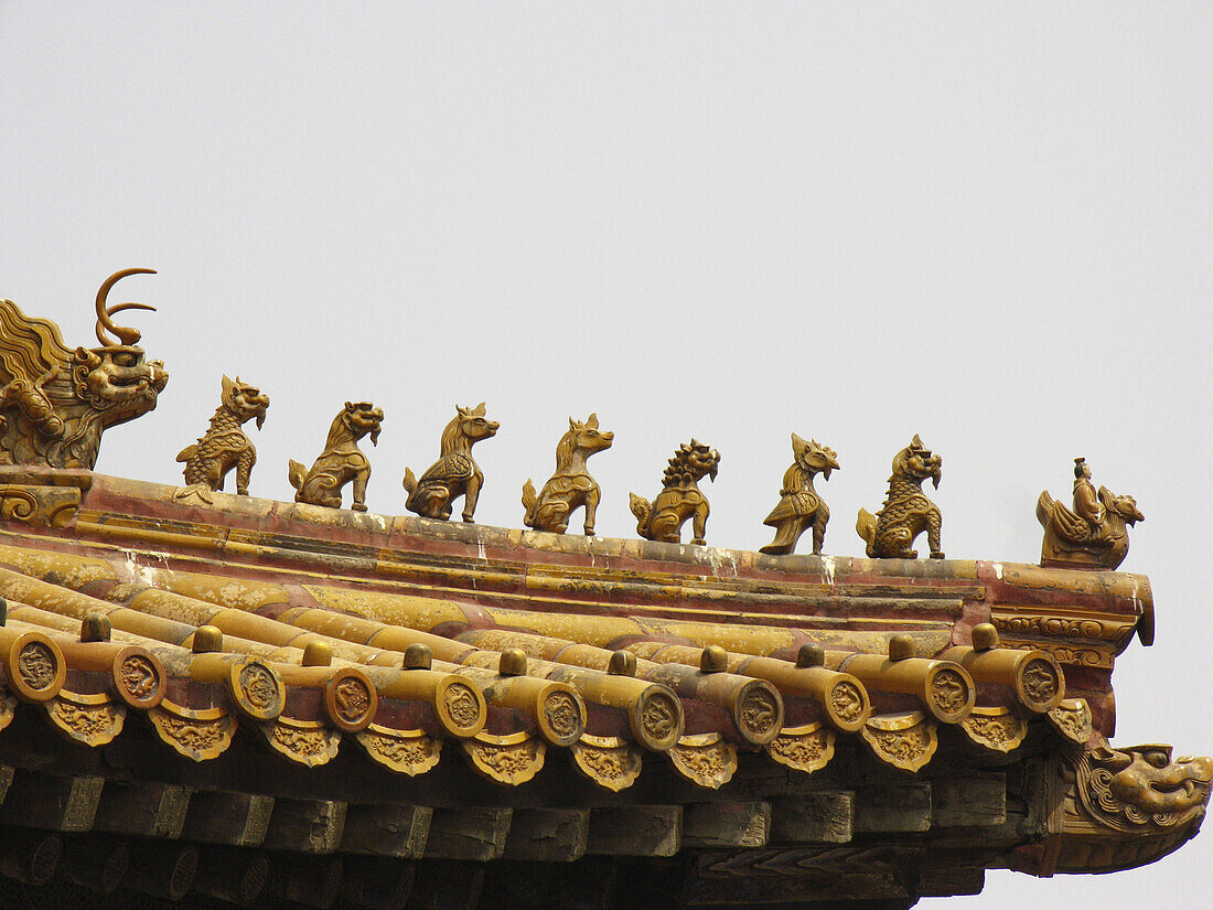 Legendary creatures and dragons decorate the roof of the Imperial Palace Museum (Gugong Bowuyuan), Forbbiden City. Beijing. China