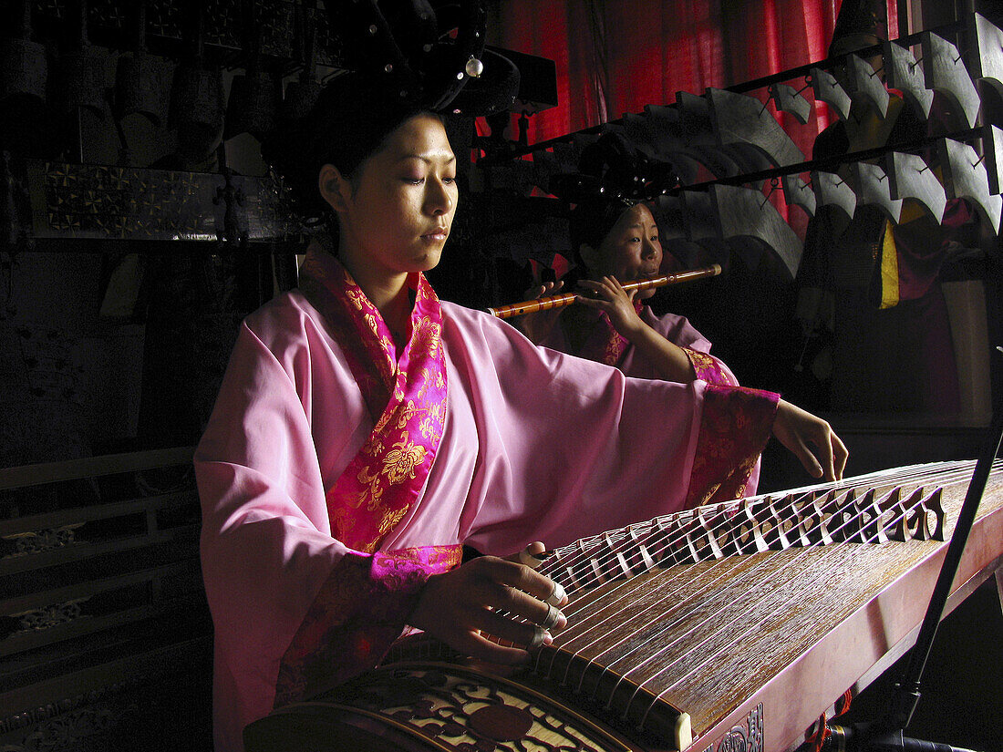 Chinese zither, musicians using traditional instruments to perform in Temple of Eternal Peace, Beihai Park (Beihai Gonggyuan). Beijing, China