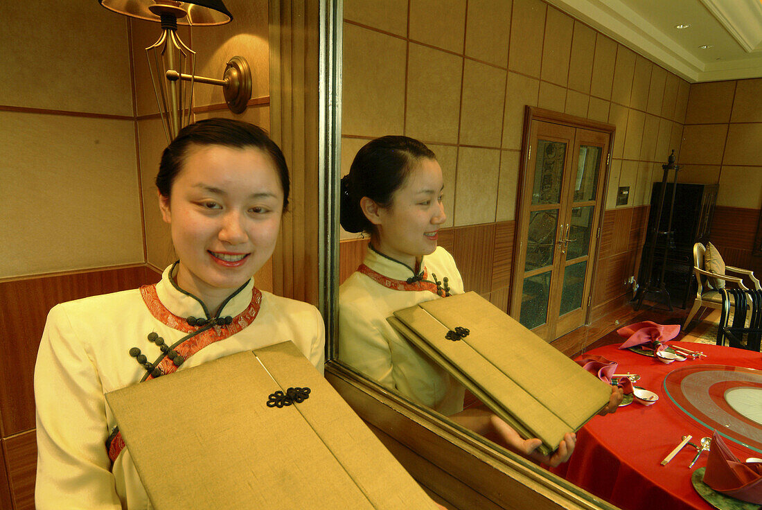 St. Regis Hotel s Chinese restaurant: waitress in traditional clothes. Beijing. China