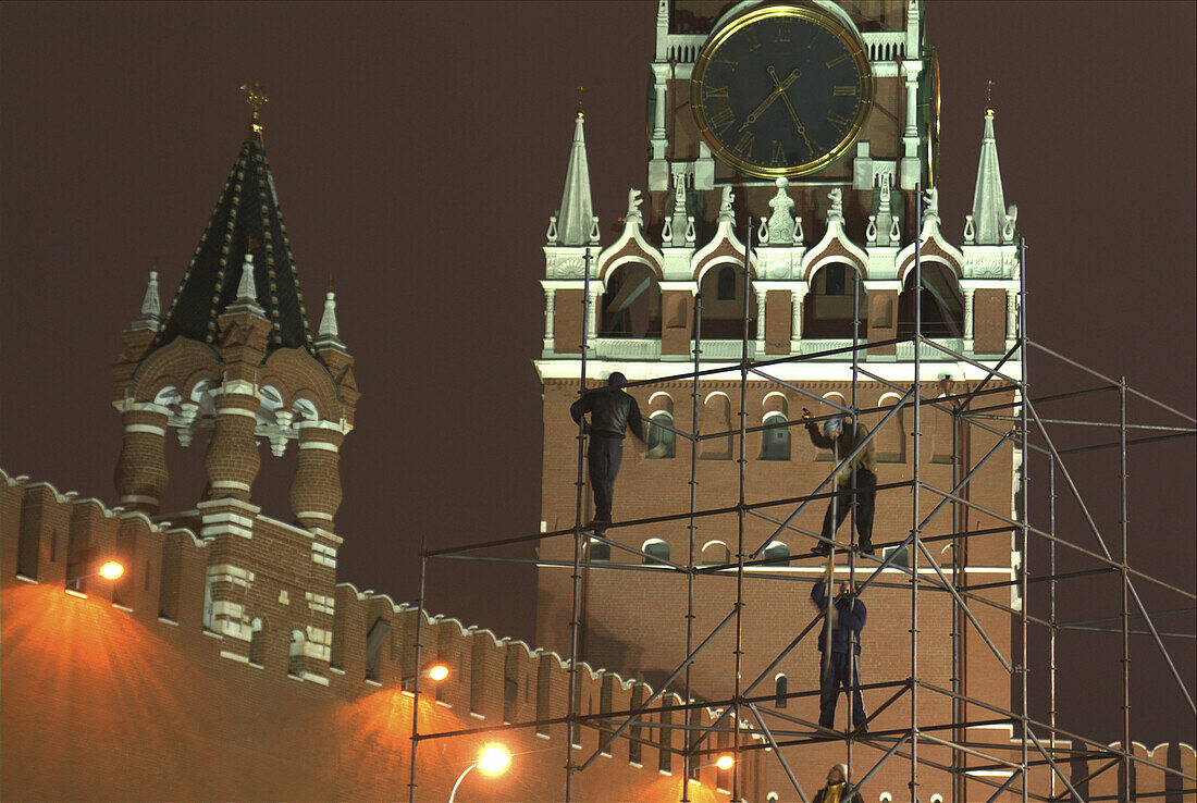 Moscow, Russia, Red Square, Saviour s Tower, Kremlin Walls Twilight, workmen in scaffolding.