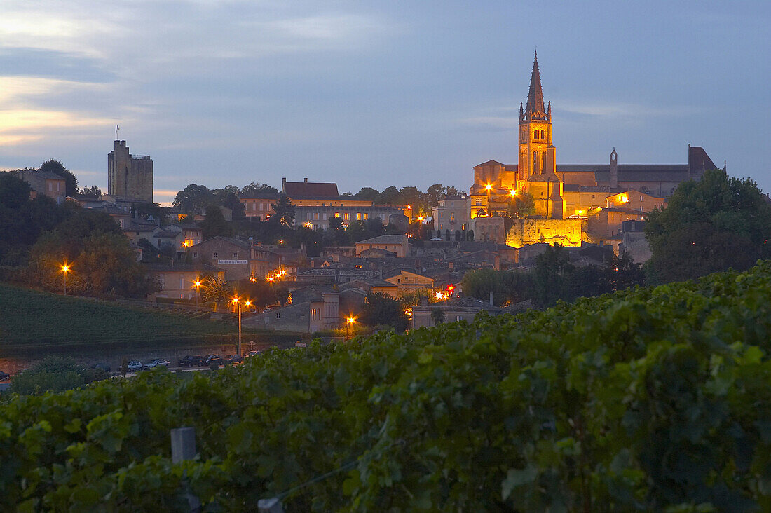 Abendstimmung in St. Emilion mit Weinfeldern, Kirche und Burg, Dept. Gironde, Frankreich, Europa