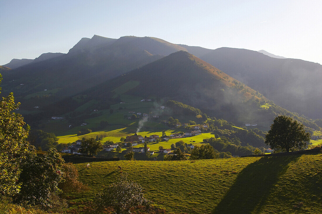 Bidarray in den Pyrenäen vor Sonnenuntergang, Baskenland, Dept. Pyrénées-Atlantiques, Frankreich, Europa