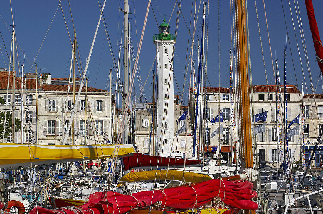 Am Hafen von La Rochelle mit Booten und Leuchtturm, Charente-Vendée, Dept Charente-Maritime, Frankreich, Europa