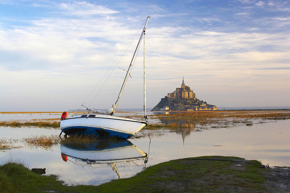 Klosterinsel le Mont St-Michel mit Boot am Morgen, Baie du Mont St-Michel, Normandie, Dept. Manche, Frankreich, Europa