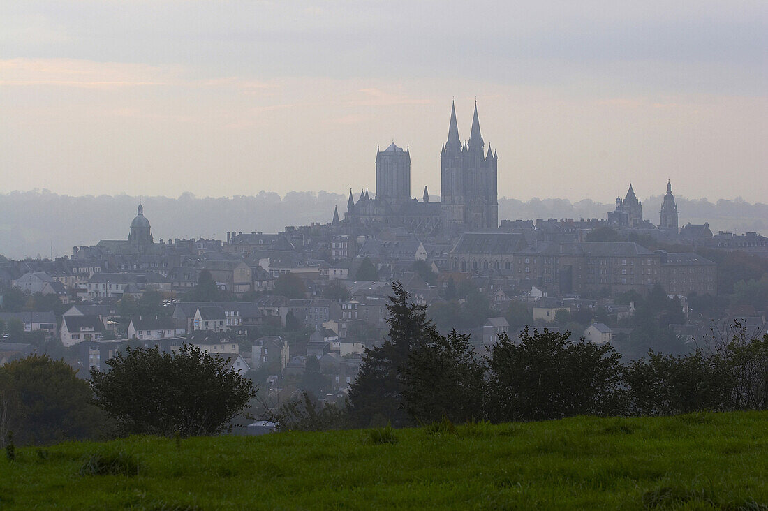 Blick auf Coutances mit Kathedrale Nôtre Dame kurz vor Sonnenaufgang, Dept. Manche, Normandie, Frankreich, Europa