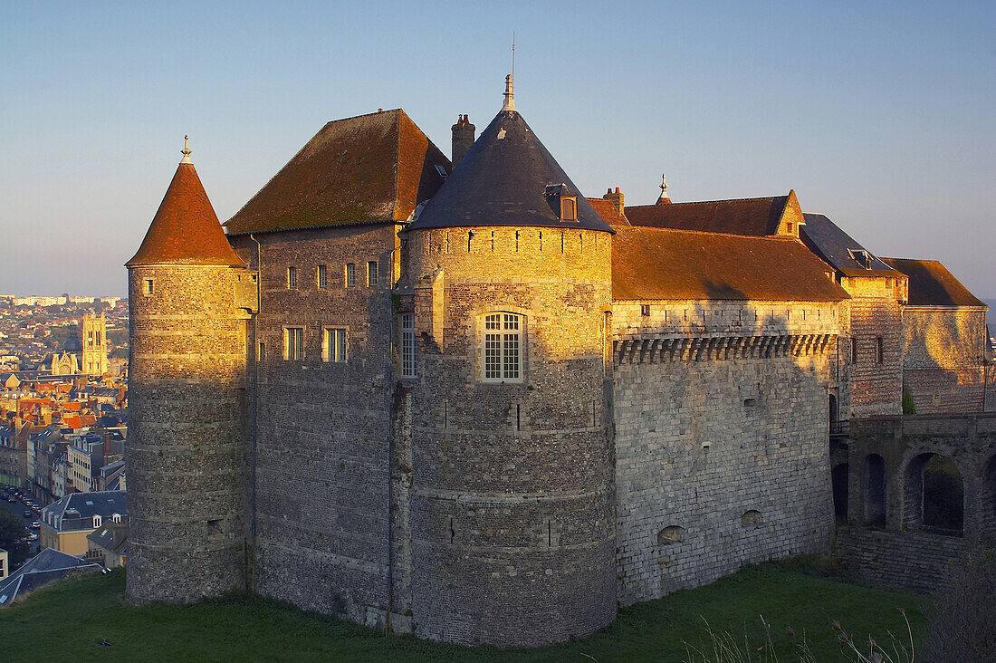 Sonnenuntergang mit Burg-Museum und Kathedrale, Dieppe, Dept. Seine-Maritime, Normandie, Frankreich, Europa