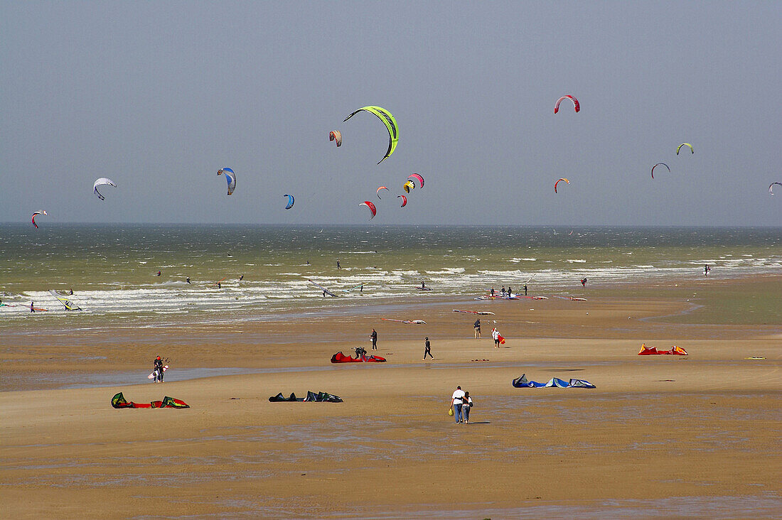 Kite surfer am Strand von Wissant, Atlantiküste, La Côte d'Opale, Picardie-Nord, Dept. Pas-de-Calais, Frankreich, Europa