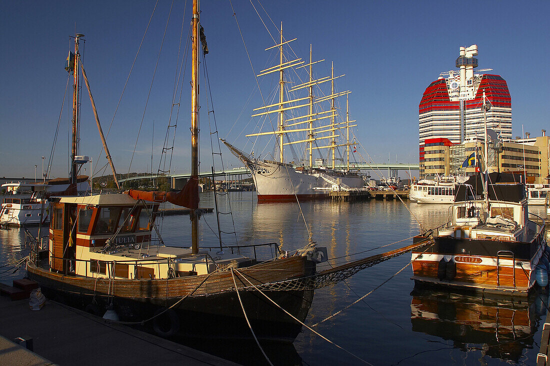 Blick auf Lilla Bommens Hamn Göteborgs Hafen mit Göteborgs uitkiken Büroturm, 86m hoch, Göteborg, Schweden