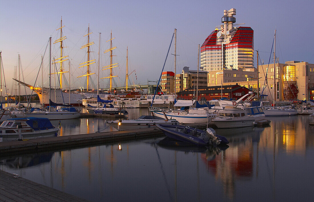 Blick auf Lilla Bommens Hamn Göteborgs Hafen mit Göteborgs uitkiken Büroturm, 86m hoch, Göteborg, Schweden