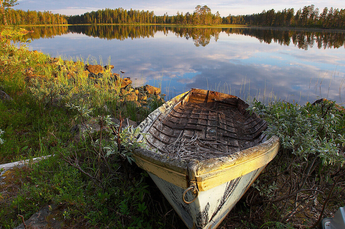 Boot am See bei Flötningen in Dalarna im ersten Morgenlicht, Mittelschweden