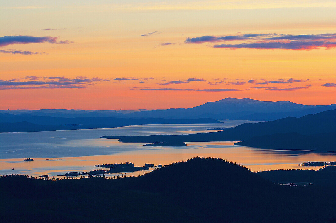 Blick vom Galtispuoda bei Arjeplog auf die Seenlandschaft nach Sonnenuntergang, Lappland, Nordschweden