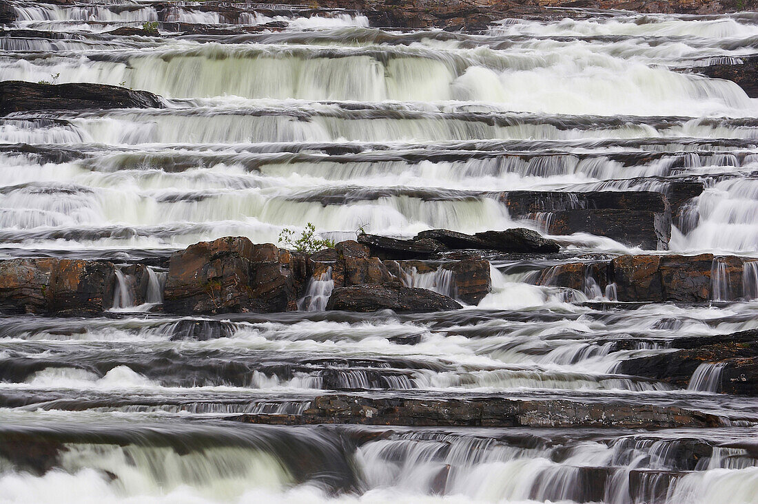 Auf dem Vildmarksvägen nach Norden: Trappstegsfossen bei Saxnäs, Lappland, Nordschweden