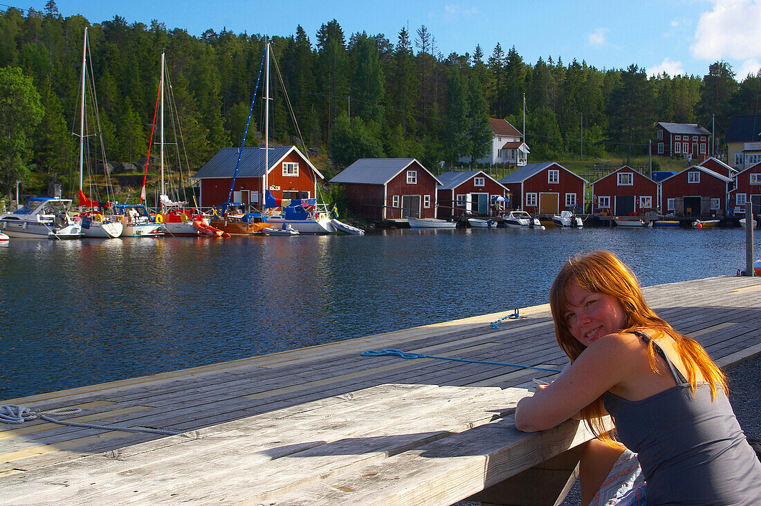 Studentin am Hafen von Bönhamn an der Höga Kusten, Angermanland, Nordschweden