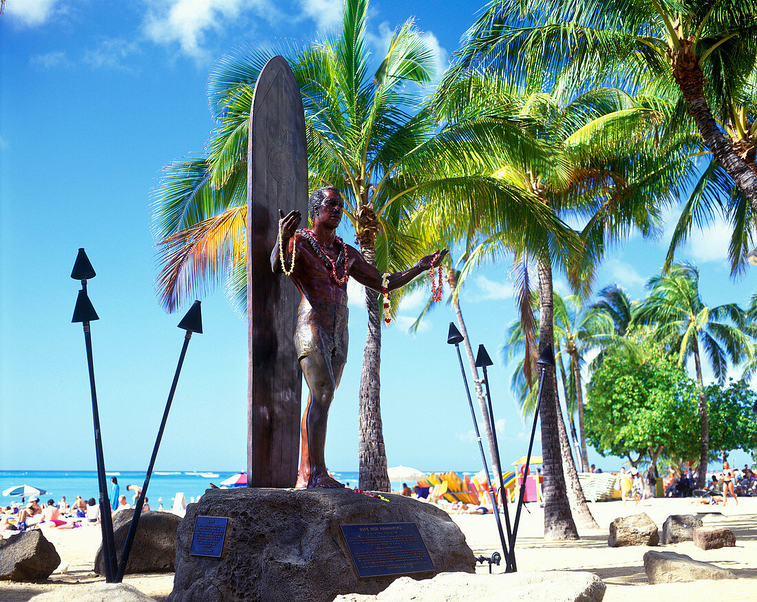 Duke paoa kahanamoku statue, Waikiki beach, honolulu, oahu, hawaii, USA.