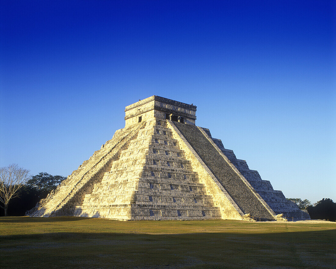 El castillo (kukulkan) pyramid, Chichen itza ruins, Yucatan, Mexico.