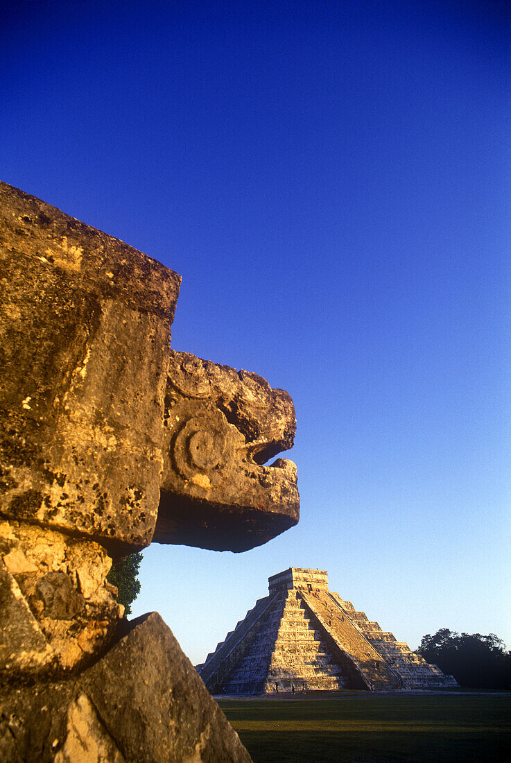 Jaguar platform, El castillo (kukulkan) pyramid, Chichen itza ruins, Yucatan, Mexico.